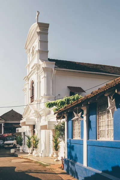 Stary portugalski kościół chrześcijański przy malowniczej ulicy w Panjim, Old Goa, Indie — Zdjęcie stockowe