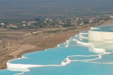 Pamukkale 'de doğal travertin teras oluşumları