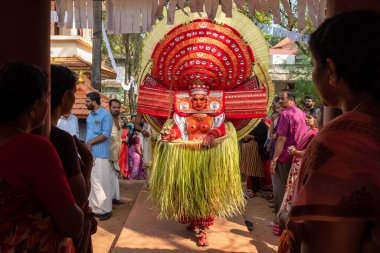 Payyanur, Kerala, Hindistan 'daki tapınak festivalinde gösteri yapıyorlar..