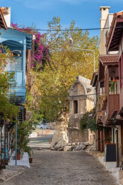 Antik Lycian Kralları Mezarı Kas ilinin caddesinde, Türkiye