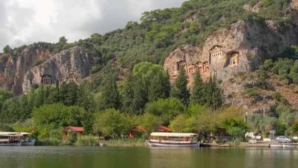 Tombe rupestri dell'antica città di Kaunos in Dalyan, Mugla, Turchia. — Video Stock