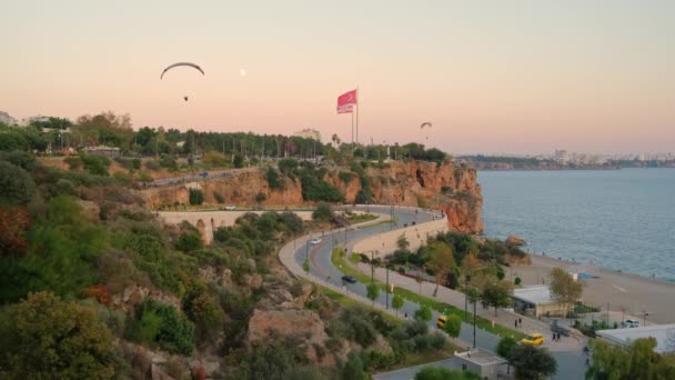 Parapendio che sorvola la spiaggia di Konyaalti ad Antalya, Turchia — Video Stock