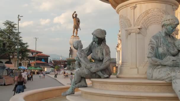Пам'ятник воїнам та інші скульптури в центрі міста Скоп'є влітку. — стокове відео