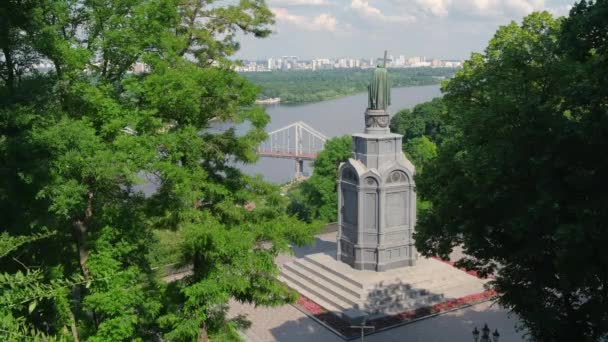 Monument to Vladimir the Great in summer in Kyiv, Ukraine — Stock Video