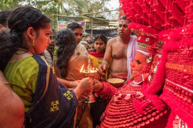 Kannur, Kerala, Hindistan 'daki tapınak festivalinde gösteri yapıyorlar..