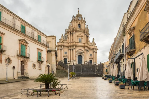 Kościół w San Giorgio na pustym placu Duomo w Ragusa na Sycylii — Zdjęcie stockowe