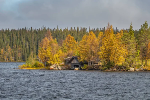 Финский осенний пейзаж с домиком на озере в Финляндии. — стоковое фото