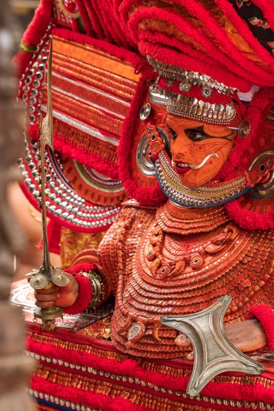 Theyyam treten während des Tempelfestes in Kannur, Kerala, Indien auf. — Stockfoto