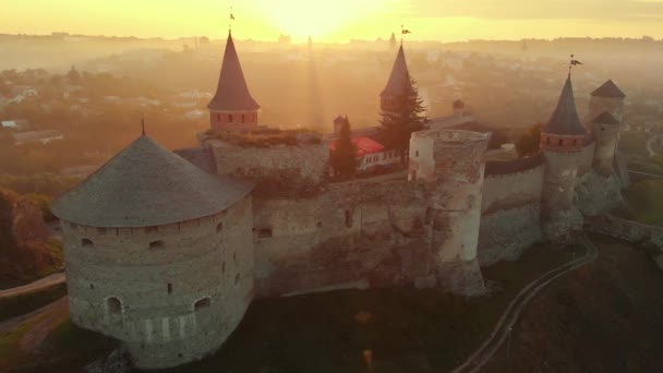 Widok z powietrza na zamek Kamianets Podilskyi o wschodzie słońca, Ukraina — Wideo stockowe