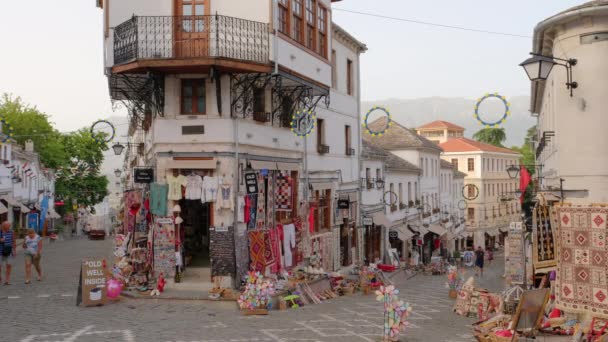 Escena callejera con turistas caminando en el casco antiguo de Gjirokaster, Albania — Vídeos de Stock