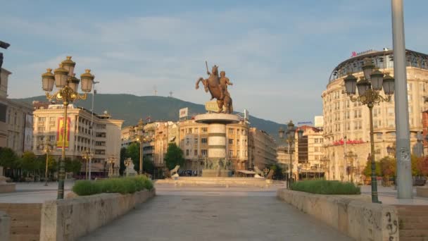 Monumento a Alejandro Magno Makedonski en la Plaza de Macedonia en Skopje — Vídeos de Stock