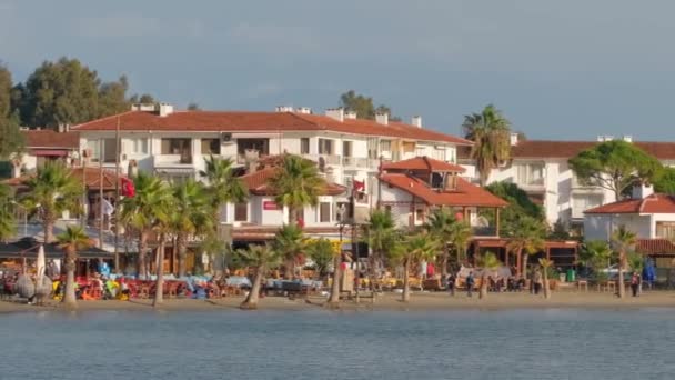 Lento percorrer a praia da cidade de Akyaka na província de Mugla, Turquia. — Vídeo de Stock