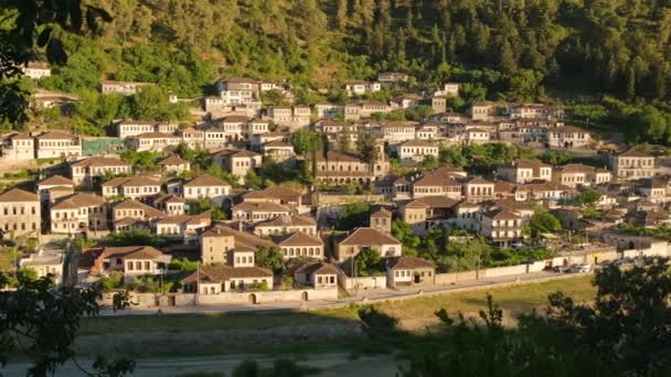 Gamla traditionella hus i historiska staden Berat i Albanien — Stockvideo