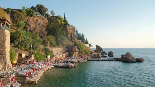 Praia pequena em Kaleici cidade velha de Antalya, Turquia — Vídeo de Stock