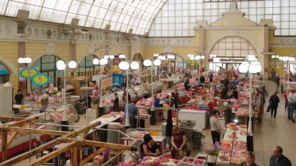 Personas no identificadas comprando productos lácteos en el famoso mercado de Privoz en Odessa — Vídeo de stock