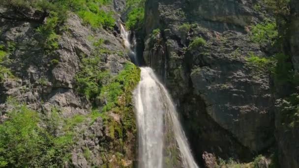 Piękny wodospad Theth w pobliżu Theth wsi w albańskich górach Alpy — Wideo stockowe