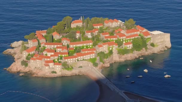 Wyspa Sveti Stefan w Budvie w słoneczny dzień, Czarnogóra — Wideo stockowe