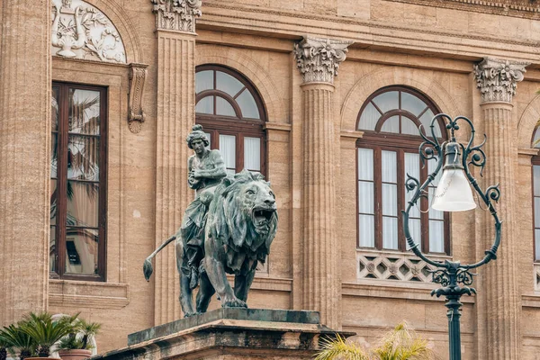 Socha lva před divadlem Massimo Vittorio Emanuele v Palermu na Sicílii — Stock fotografie