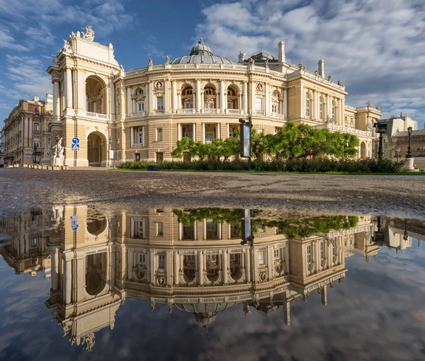 Bel opéra et ballet d'Odessa se reflétant dans une flaque d'eau après la pluie, Ukraine — Photo