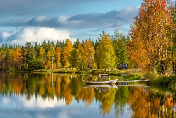 Finlandiya 'daki renkli sonbahar ormanlarının yansımasıyla sakin su gölü — Stok fotoğraf