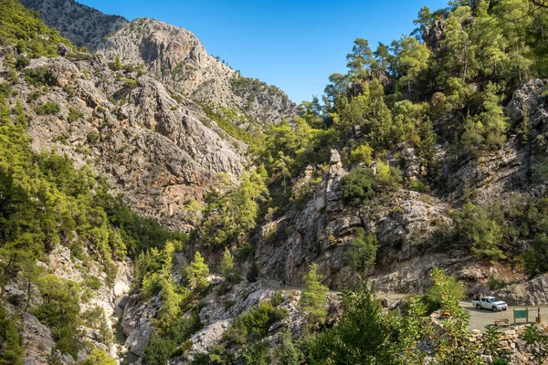 Car with tourists driving in Goynuk canyon, Turkey — Stock Photo, Image