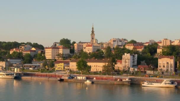 Krajobraz Belgradu z katedrą i nabrzeżem rzeki Sava, Serbia — Wideo stockowe