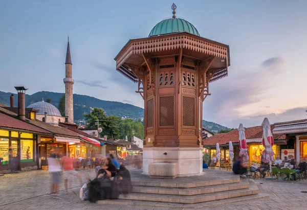 Bascarsija plaza con fuente de madera Sebilj en el casco antiguo de Sarajevo en Bosnia y Herzegovina — Foto de Stock