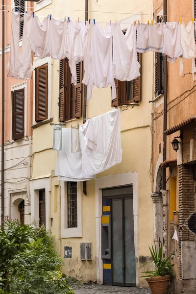 Mysig smal gata med torktumling i Trastevere, Rom, Italien — Stockfoto