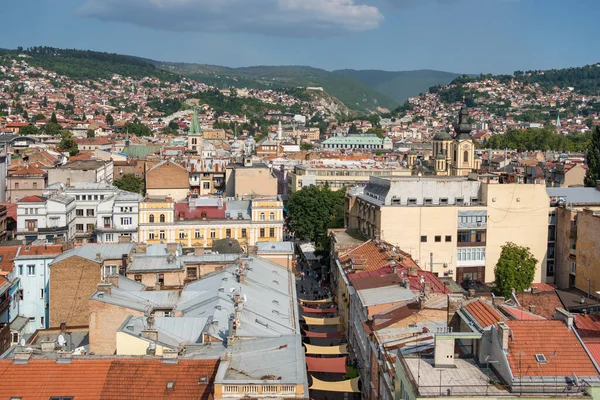 Városkép Szarajevó belvárosában nyáron, Bosznia-Hercegovina — Stock Fotó