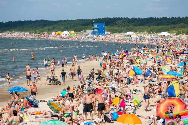 Gente en la playa en Palanga — Foto de Stock