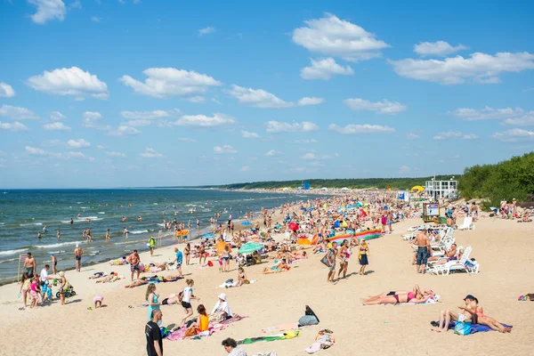 Oameni pe plajă în Palanga — Fotografie, imagine de stoc