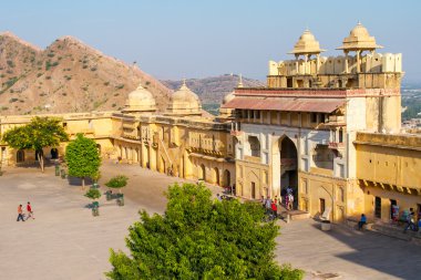turistler Amber Fort içinde