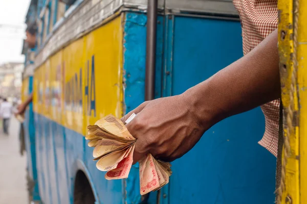 Человек, держащий индийские рупии — стоковое фото