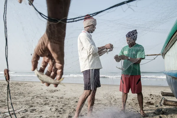 Rybáři sbírají sítě — Stock fotografie