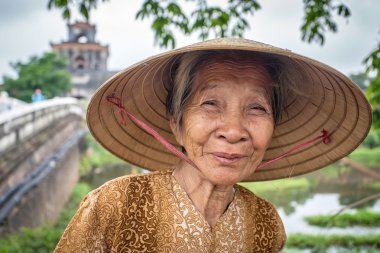 Geleneksel konik şapkalı Vietnamca kadın