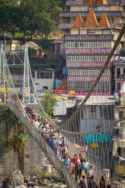 İnsanlar sadık Jhula köprüyü geçtikten