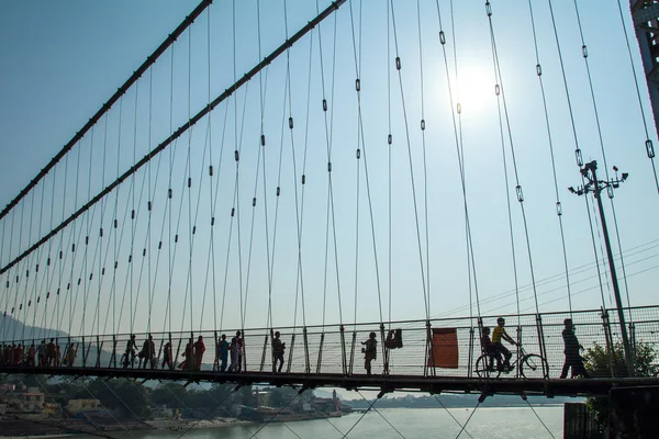 Pessoas que atravessam a ponte Lakshman Jhula — Fotografia de Stock