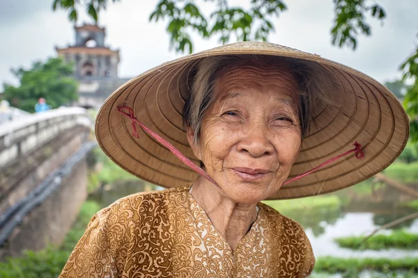Почему вьетнамская шляпа округлая