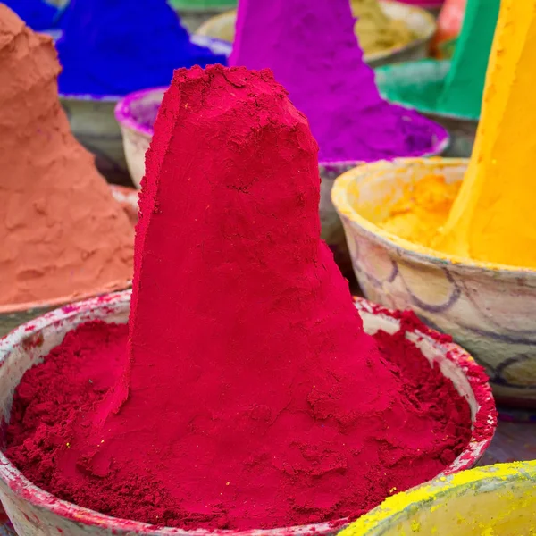 Kleurrijke stapels van gepoederde kleurstoffen — Stockfoto