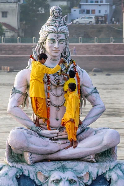 Des serviteurs décorent la statue du Seigneur hindou Shiva — Photo