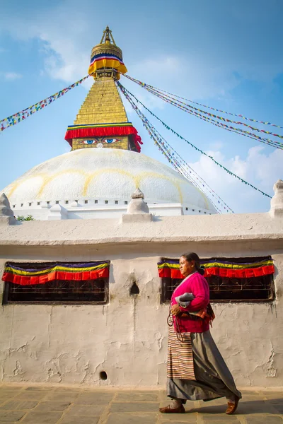 Mulher andando por Boudhanath stupa — Fotografia de Stock