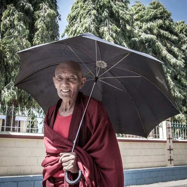 Buddhistischer Mönch im namensgebenden Kloster — Stockfoto