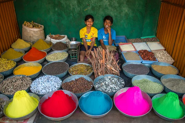 Jungen verkaufen Färbepulver auf Wochenmarkt — Stockfoto
