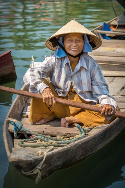 Balıkçılık Tekne sürüş kadın — Stok fotoğraf