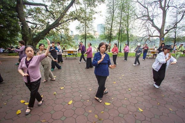 Vietnamesiska seniorer öva Tai Chi — Stockfoto