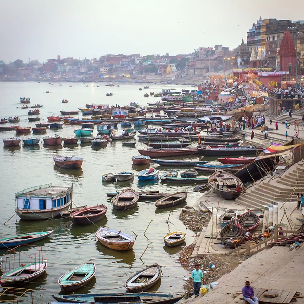 Boats and people on bank of Ganges river — Stock Photo, Image