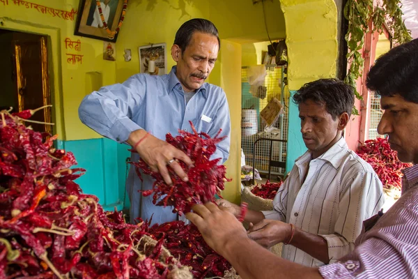 Mann verkauft scharfe Chilischote — Stockfoto