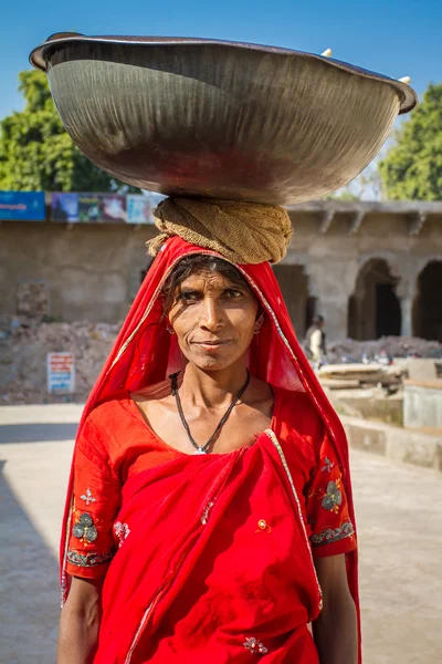 Indianerin im bunten Sari — Stockfoto