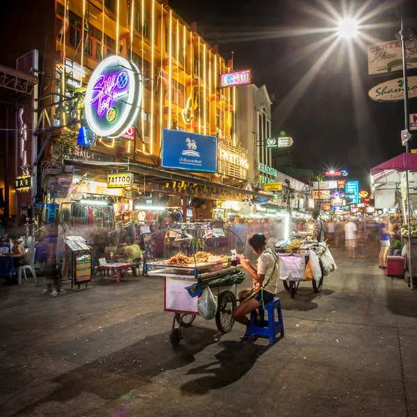 Street food vendor and tourist shops — Stock Photo, Image