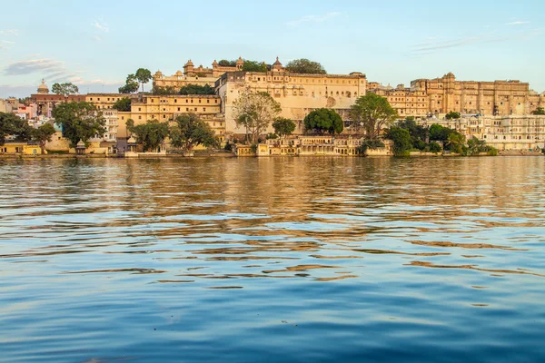 Palácio da cidade e lago Pichola em Udaipur — Fotografia de Stock